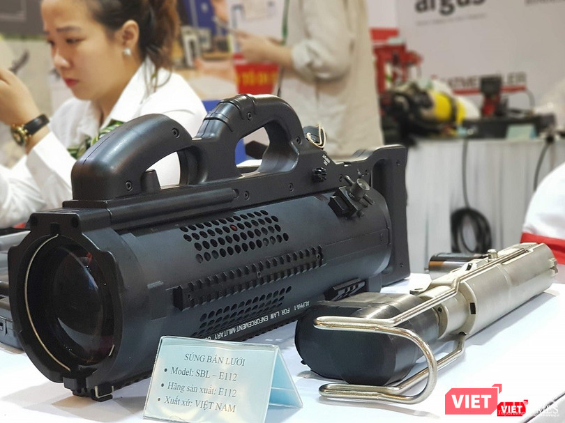Súng bắn lưới SBL-E112 được trưng bày tại gian hành Công ty TNHH MTV BCA Thăng Long