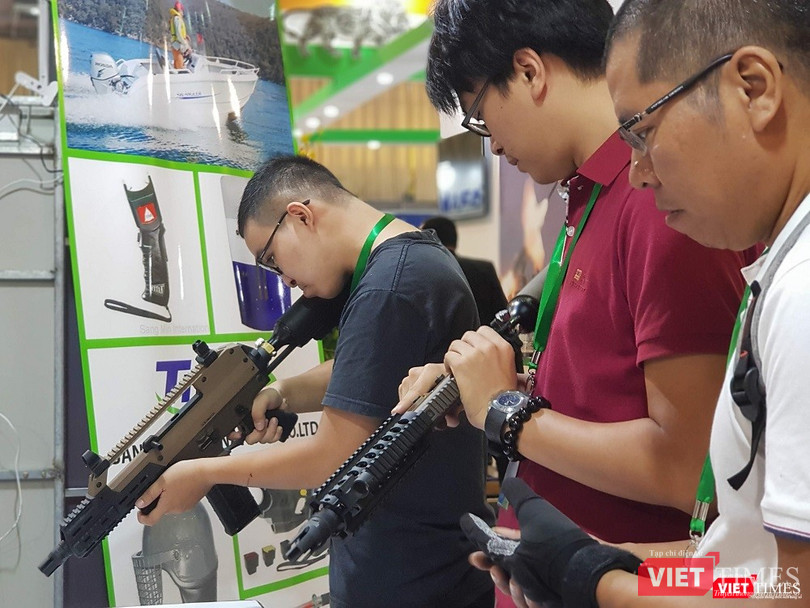 Khách thăm quan trải nghiệm súng đánh dấu tại gian hàng của Công ty TNHH MTV BCA Thăng Long