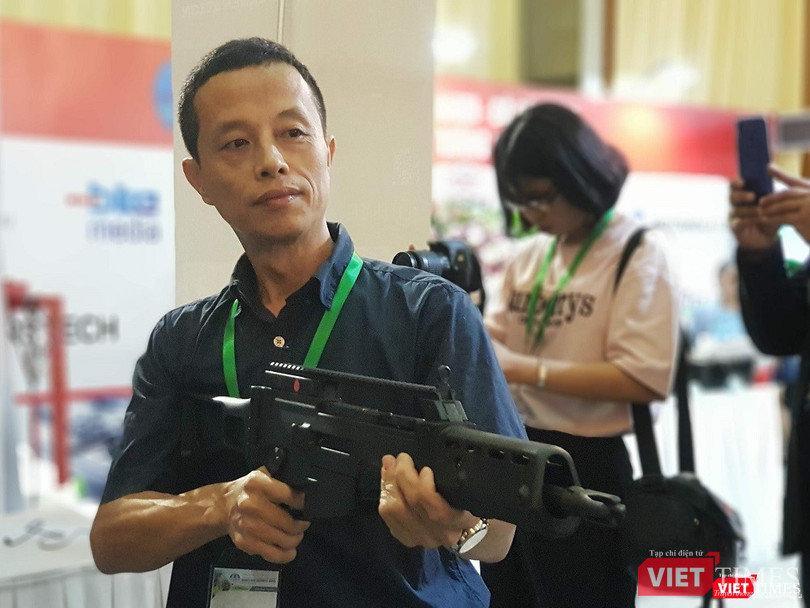 Khách tham quan hào hứng chiêm ngưỡng và trải nghiệm dàn vũ khí tối tân