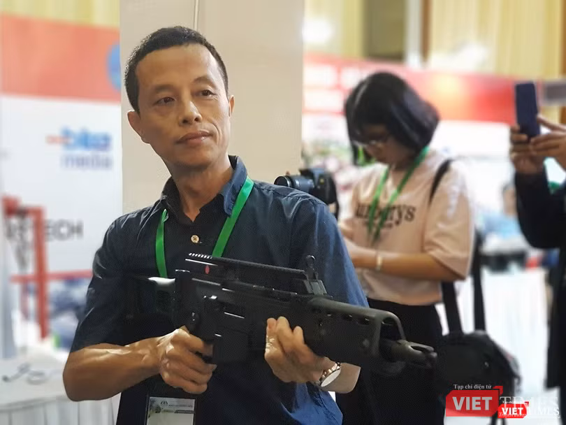 Khách tham quan hào hứng chiêm ngưỡng và trải nghiệm dàn vũ khí tối tân Khách tham quan hào hứng chiêm ngưỡng và trải nghiệm dàn vũ khí tối tân