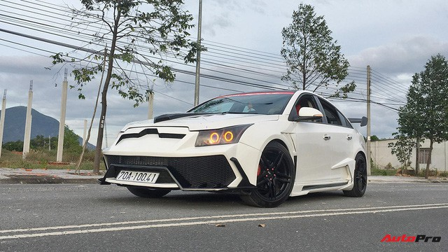 Chiếc Chevrolet Cruze độ cản kiểu Lamborghini. Ảnh: AutoPro