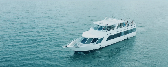 "Du thuyền đánh cá" được cho là "kém sang" xuất hiện trong MV.