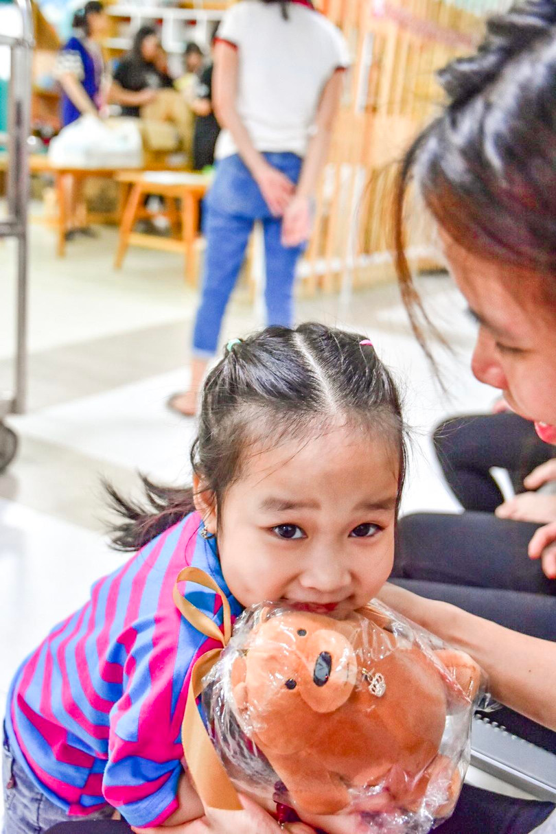 Các món quà được trao tận tay các bệnh nhi.