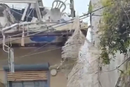 Tên lửa mang đầu đạn chùm của Iran phá hủy nhiều nơi ở Israel, 15 người bị thương