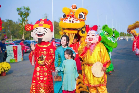 Cây mai Phú Quý 150 năm tuổi và 22 khinh khí cầu hút du khách đến Cần Thơ