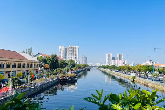 Toàn cảnh tuyến kênh Tàu Hủ – Bến Nghé nhìn từ trên cao, nơi diễn ra chợ hoa xuân “Trên bến dưới thuyền” Tết Bính Ngọ 2026. Ảnh: Diệu Huyền