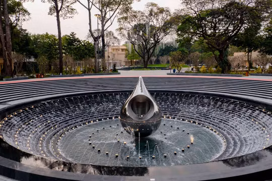 Tượng đài Giọt Nước – trái tim của công viên. Ảnh: Diệu Huyền