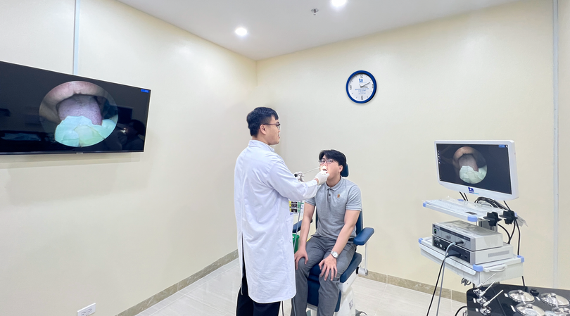 Bác sĩ chuyên khoa Tai Mũi Họng nội soi họng cho người bệnh tại Phòng khám Đa khoa Tâm Anh Quận 7 bằng hệ thống máy nội soi Karl Storz (Đức).png