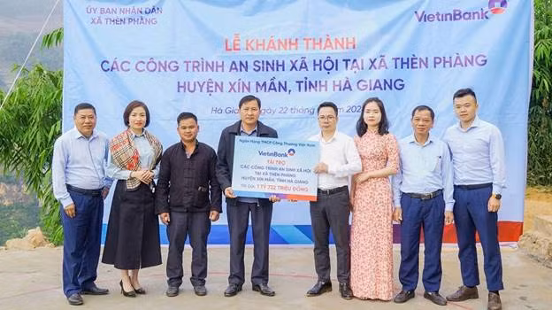 Ông Trương Quý Hào - Quyền Giám đốc VietinBank Hà Giang trao tặng các công trình ASXH cho xã Thèn Phàng