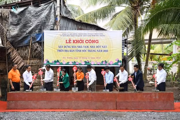 Ông Trần Văn Tần (thứ 4 từ bên phải) – Thành viên HĐQT VietinBank tham dự lễ khởi công xây dựng xóa nhà tạm, nhà dột nát trên địa bàn tỉnh Sóc Trăng năm 2025