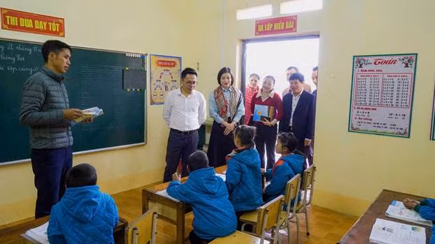 Thầy, trò trong lớp học khang trang của Trường tiểu học thôn Quán Thèn – Công trình do VietinBank tài trợ sửa chữa, nâng cấp