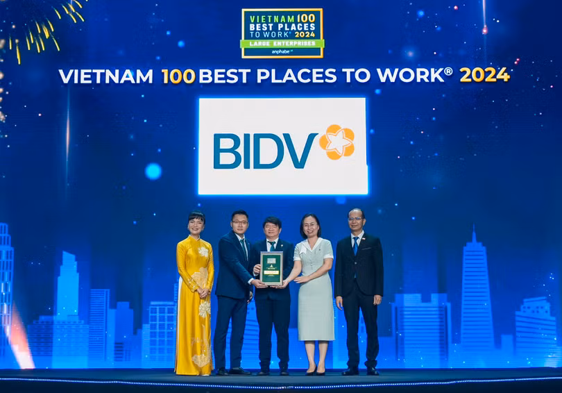 Ông Lê Trung Thành - Phó Tổng Giám đốc BIDV cùng đại diện ngân hàng nhận giải thưởng Nơi làm việc tốt nhất Việt Nam năm 2024.JPG