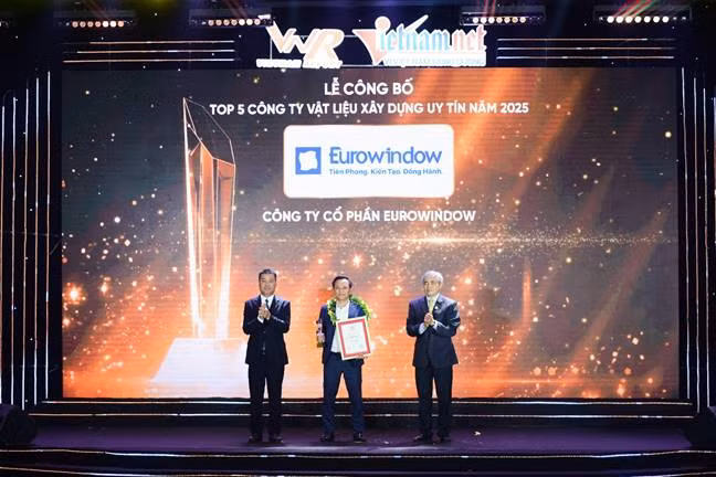 Ông Lê Sỹ Nguyên – Phó Tổng Giám đốc Kinh doanh, đại diện công ty Eurowindow đón nhận giải thưởng