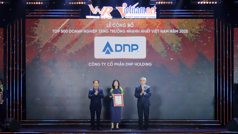 2.Đại diện DNP Holding tại lễ công bố FAST 500.jpg