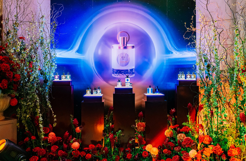 Những sản phẩm nước hoa CARON PARIS nổi bật trong không gian lãng mạn của dạ tiệc.JPG