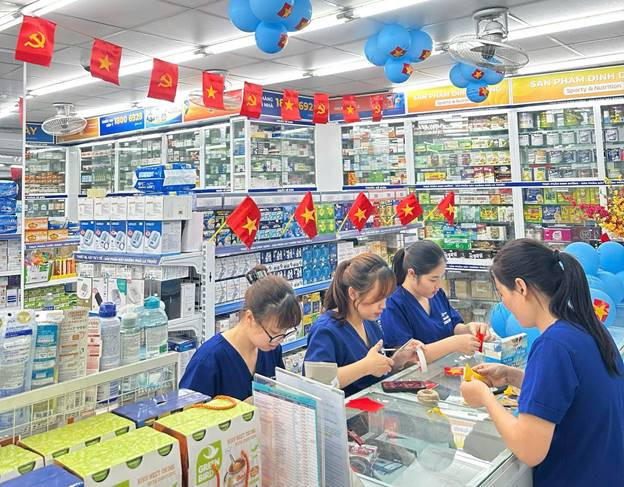 Các dược sĩ tự tay chuẩn bị những lá cờ trang trí