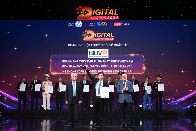 Ông Trương Hồng Quân nhận giải thưởng.jpg