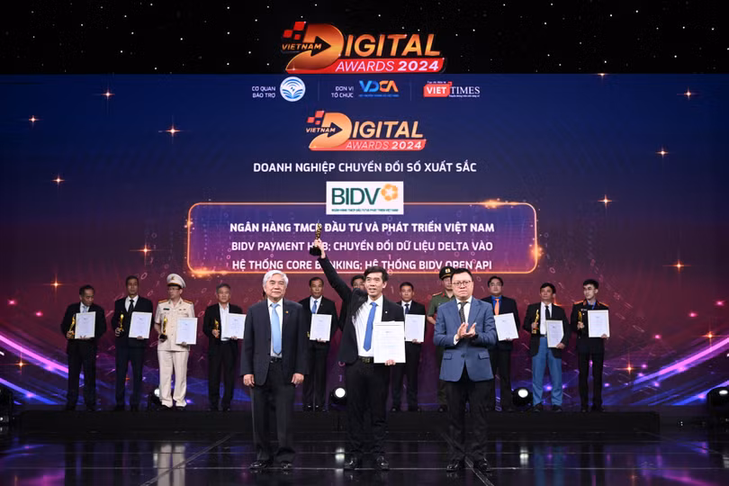 Ông Trương Hồng Quân nhận giải thưởng.jpg