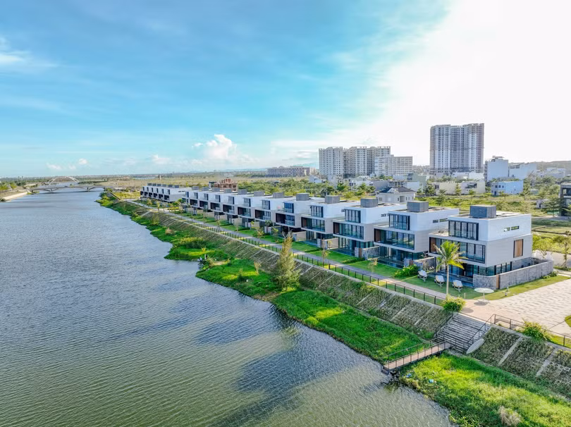 Với tiềm lực tài chính vững mạnh, Regal Group không ngừng mở rộng quy mô hoạt động, sở hữu quỹ đất vàng dọc các thành phố biển, đã và đang triển khai hàng loạt dự án BĐS đa dạng từ nhà ở thấp tầng, căn hộ hạng sang đến các khu đô thị phức hợp hiện đại.