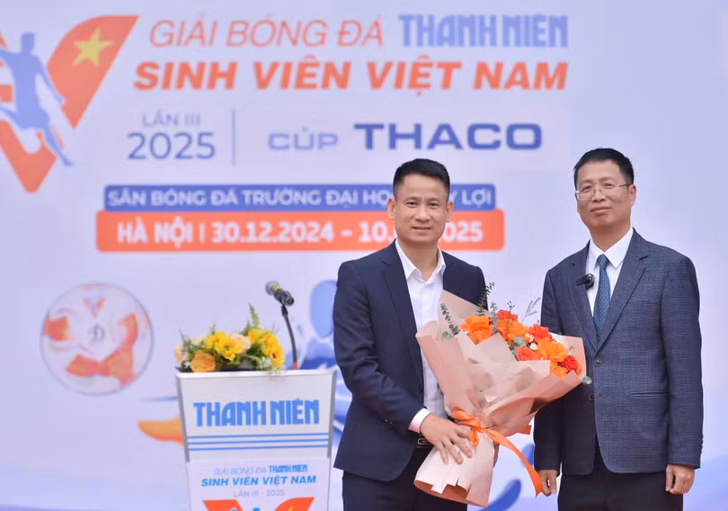 Ông Nguyễn Văn Lân - Tổng Giám đốc Ban Điều hành các đại lý (trực thuộc &amp; độc lập) Kia, Mazda Hà Nội (bên trái) tham dự lễ khai mạc vòng loại khu vực phía Bắc