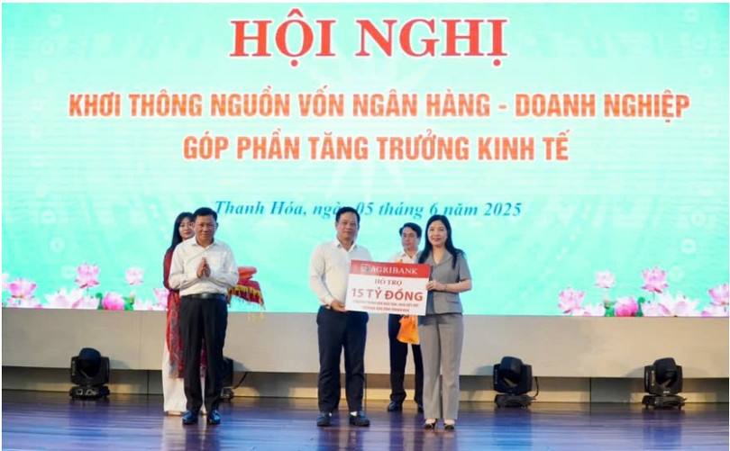 A5 - ĐC Hoàng Minh Ngọc -Phó Tổng Giám đốc Agribank trao tặng tỉnh Thanh Hóa 15 tỷ đ.jpg