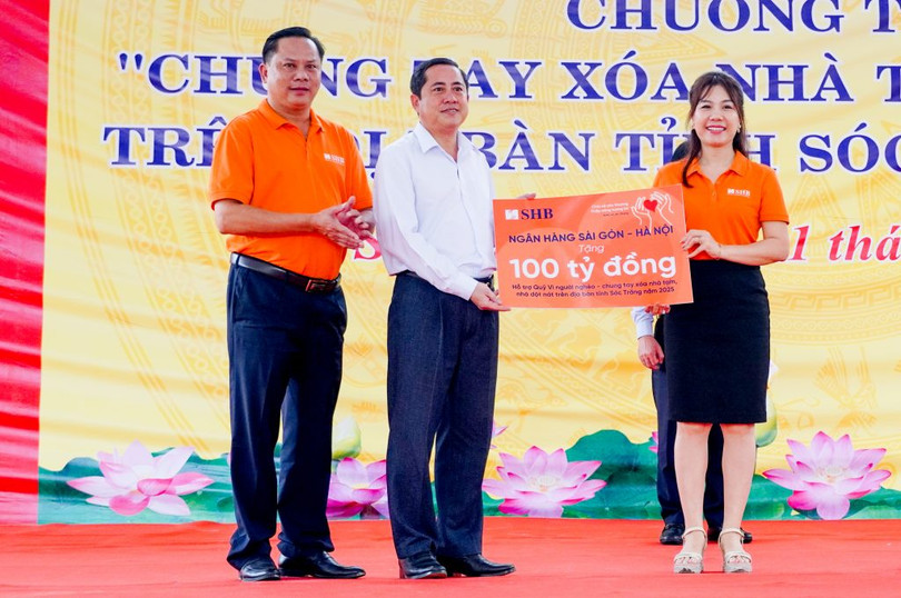 Anh 3. Ung ho Soc Trang.jpg