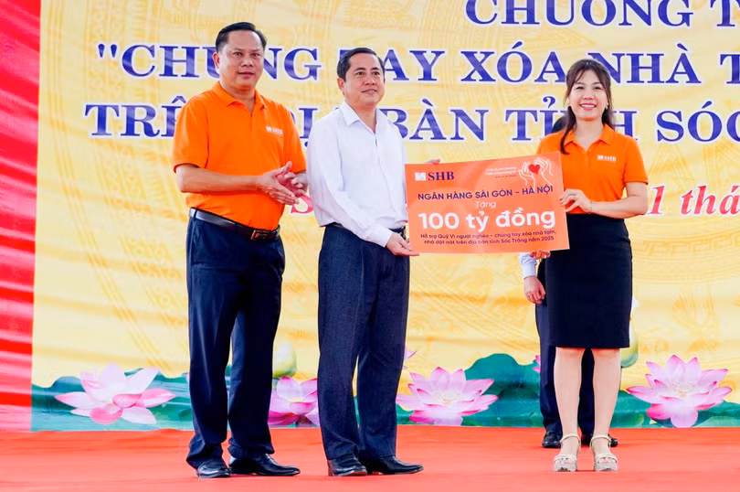 Anh 3. Ung ho Soc Trang.jpg