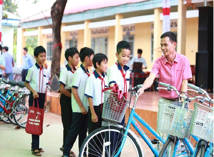 A1 - Agribank Phú nhận trao qua trong chương trình Gieo mầm tri thức.jpg