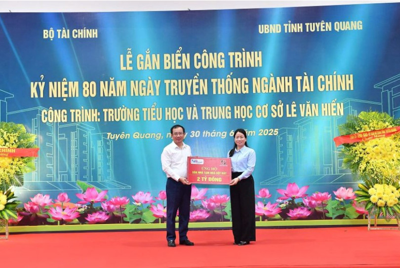 A4 - Đại diện Agribank - Đồng chí Đoàn Ngọc Lưu, Phó Tổng Giám đốc trao tặng 2 tỷ đồng.jpg