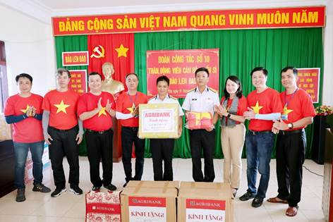 Phó Tổng Giám đốc Phùng Thị Bình trao quà tặng cho chiến sĩ trên đảo Len Đao