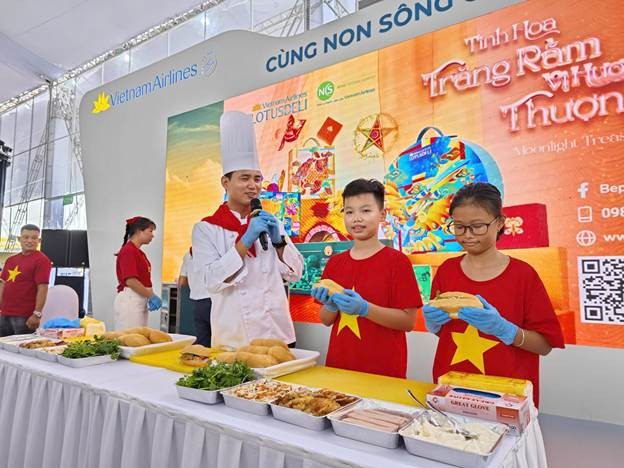 Các bạn nhỏ hào hứng chia sẻ thành quả. (Ảnh: VNA).