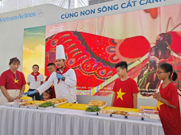 Các đầu bếp từ Công ty Cổ phần Suất ăn Hàng không Nội Bài trực tiếp hướng dẫn làm bánh mỳ Việt Nam. Ảnh: VNA