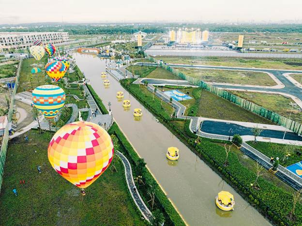 Tận dụng địa thế sẵn có, T&amp;T City Millennia dẫn nối nhánh sông tự nhiên để kiến tạo công trình cảnh quan mang tính biểu tượng và tạo điểm nhấn cho toàn dự án.