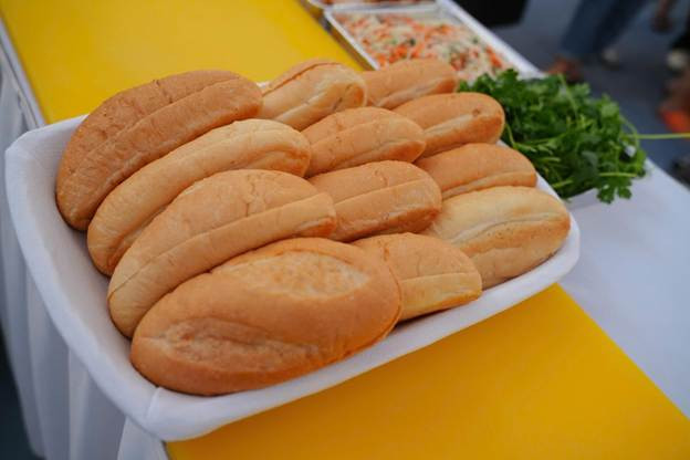 Ổ bánh mì vàng ruộm, giòn rụm, linh hồn của món ăn đường phố Việt Nam. Ảnh: VNA