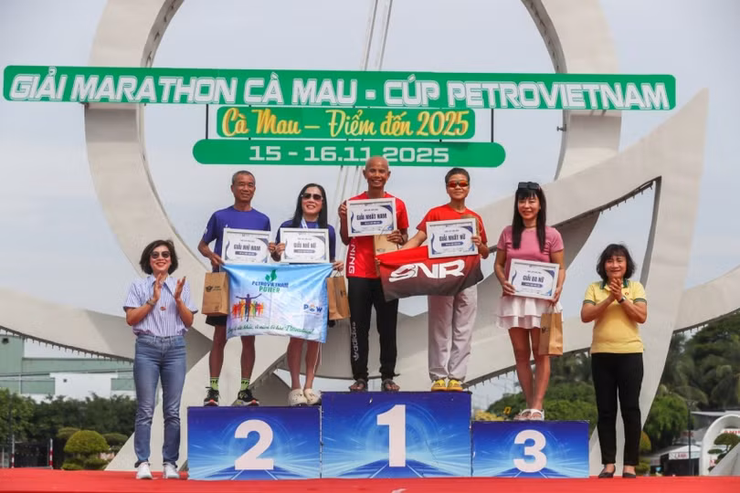 Trao giải nam, nữ, độ tuổi trên 50 ở cự ly 21km