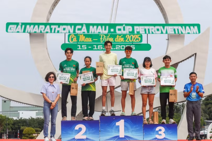 Trao giải chung cuộc nam, nữ cự ly 5km