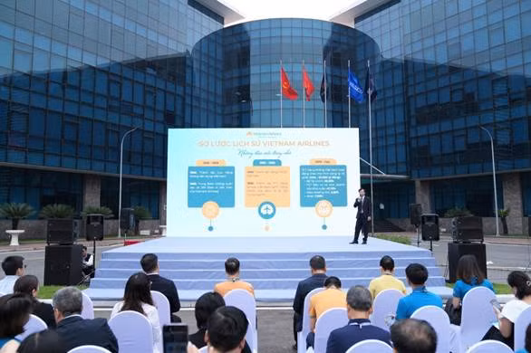 Talkshow với phần chia sẻ chân thật từ những cán bộ nhân viên tiêu biểu của Vietnam Airlines thu hút sự chú ý của đông đảo sinh viên. Những câu chuyện nghề, bài học thực tế và hành trình trưởng thành được chia sẻ bởi đại diện Ban Tổ chức nhân lực, Trưởng Chi nhánh Vietnam Airlines tại Trung Quốc và đại diện Khối kỹ thuật đã truyền cảm hứng mạnh mẽ cho các bạn trẻ tham dự.