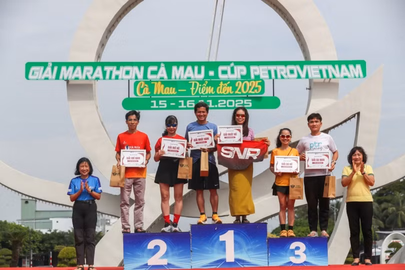 Trao giải nam, nữ, độ tuổi trên 50 ở cự ly 42km