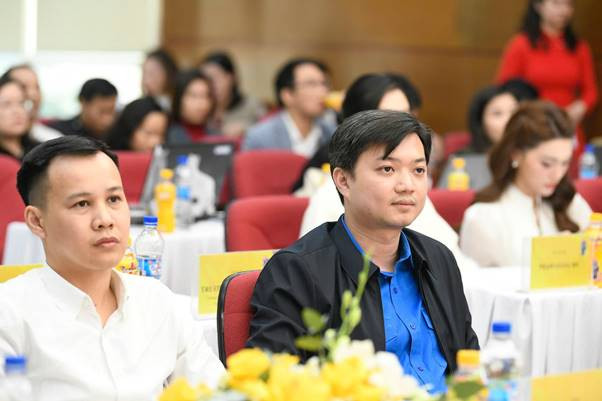 Ông Nguyễn Minh Triết (bên phải) - Thành viên của Hội đồng chuyên môn của Gương mặt trẻ Việt Nam tiêu biểu