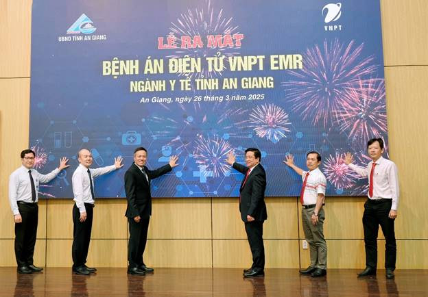 Các đại biểu bấm nút ra mắt Bệnh án điện tử VNPT EMR ngành y tế tỉnh An Giang.