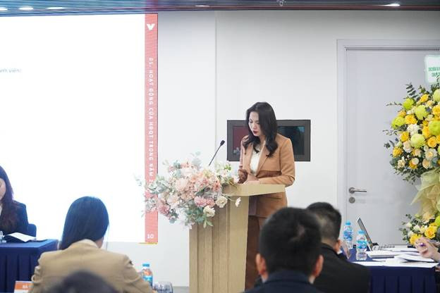Bà Nghiêm Phương Nhi, Chủ tịch HĐQT VFS phát biểu tại ĐHĐCĐ 2025