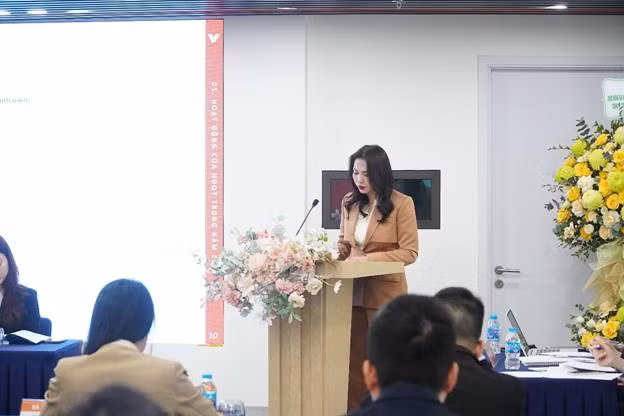 Bà Nghiêm Phương Nhi, Chủ tịch HĐQT VFS phát biểu tại ĐHĐCĐ 2025