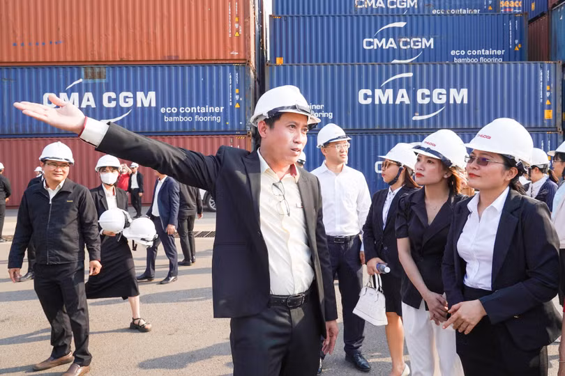 Đại diện THILOGI giới thiệu về khu bến 5 vạn tấn, cảng quốc tế Chu Lai