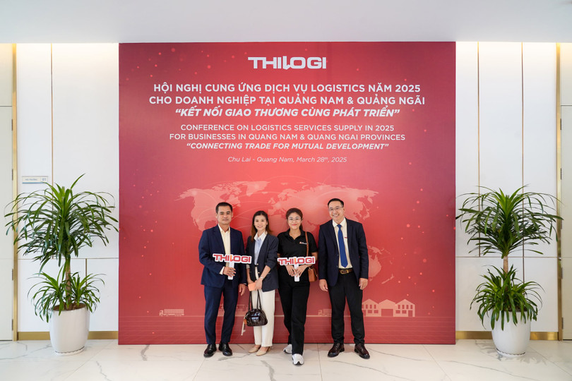 Đại diện THILOGI và đại diện doanh nghiệp chụp hình lưu niệm