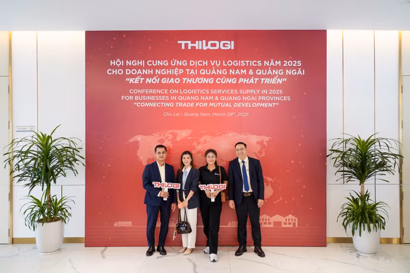 Đại diện THILOGI và đại diện doanh nghiệp chụp hình lưu niệm