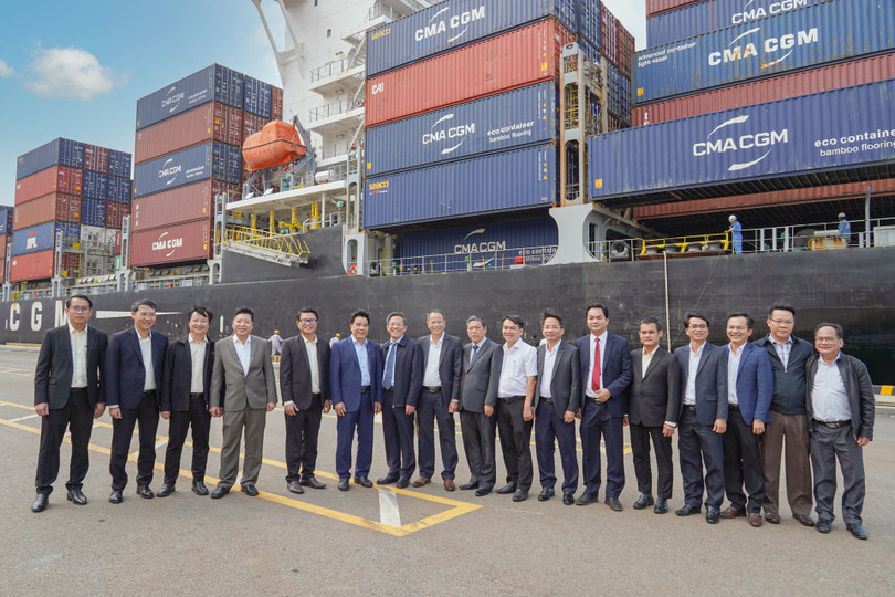 Các đại biểu chụp hình lưu niệm tại bến 5 vạn tấn