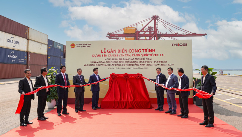 Các đại biểu thực hiện nghi thức gắn biển công trình Bến cảng 5 vạn tấn