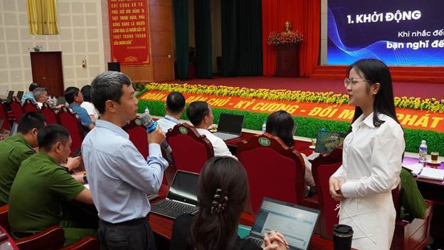 Cán bộ chia sẻ cập nhật kiến thức công nghệ AI trong buổi đào tạo