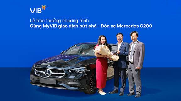 Đại diện VIB trao thưởng xe Mercedes-Benz C 200 Avantgarde Plus cho khách hàng Lê Công Phú
