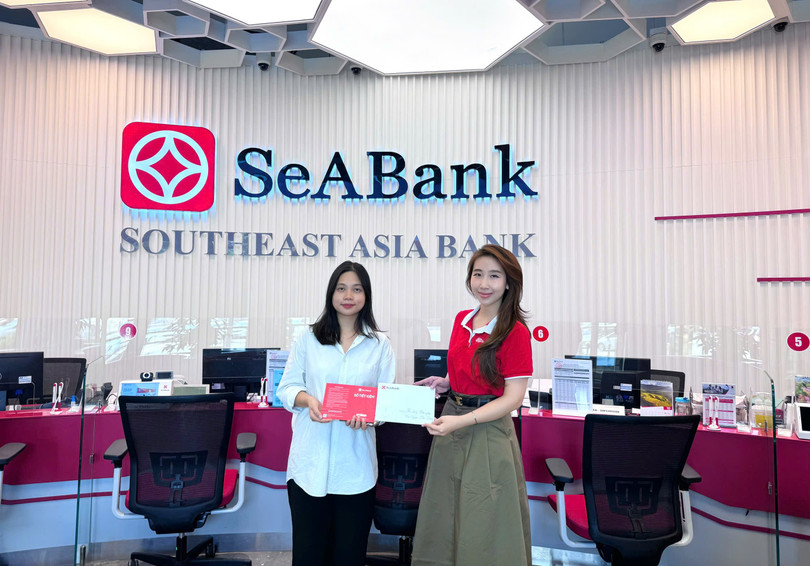 Anh 2_Em Nguyen Thu Trang tan sinh vien truong DH Thuong Mai bay to long biet on khi nhan duoc su quan tam tu Ngan hang.jpg